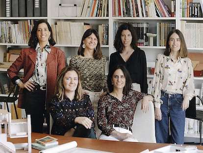 De izquierda a derecha, de pie, Lucia Millet, Clara Vidal, Anna Llonch e Ivet Gasol. Sentadas, Carlota de Gispert y Marta Benedicto.