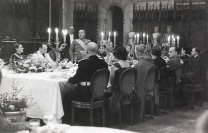 Franco en la cena de gala en el Saló de Cent del Ayuntamiento el 26 de enero de 1942