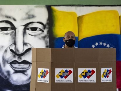 Un hombre vota durante las elecciones regionales en Caracas, el 21 de noviembre de 2021.