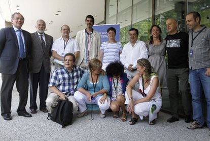 El alcalde de San Sebastián, Juan Carlos Izagirre (tercero por la izquierda) y el exprimer edil, Odón Elorza (segundo por la derecha) ayer en Madrid junto a la delegación de San Sebastián 2016.