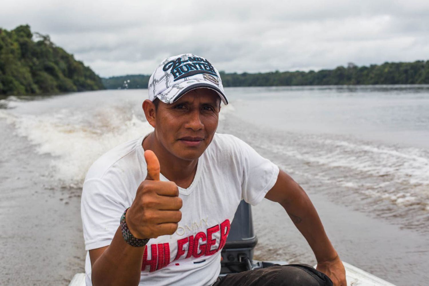 Robin Elkin Díaz navega por el río Apaporis, en el resguardo parque Yaigojé Apaporis, en el departamento de Amazonas, Colombia.