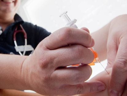 Un pediatra vacuna a un niño de sarampión, una enfermedad prevenible.