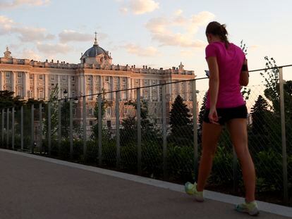 Una mujer camina, a última hora de la tarde del lunes, en los aledaños del Palacio Real de Madrid.