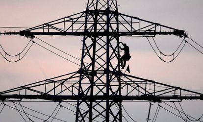 Un trabajador en una torre eléctrica.