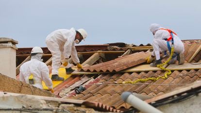Tres obreros trabajaban en septiembre en el tejado de una vivienda en Guardamar del Segura (Alicante).