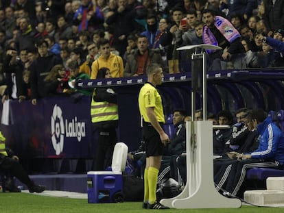 El árbitro Ignacio Iglesias Villanueva mira el monitor del VAR durante un partido de la Liga Santander.