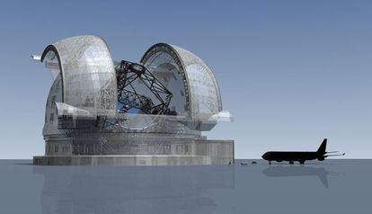 Ilustración del telescopio gigante europeo E-ELT junto a la silueta de un avión Airbus 340 para mostrar su tamaño.
