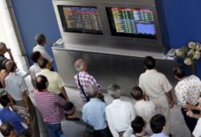 Un grupo de inversores observa unos monitores en la Bolsa de Singapur. EFE/Archivo