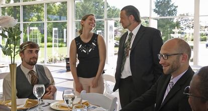 Sarah Cummins xerra amb membres de la Wheeler Mission, l'organització caritativa amb la qual ha organitzat el banquet.