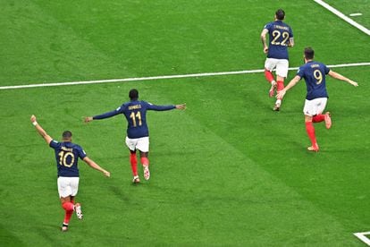 Mbappé, Giroud y Dembélé celebran con Theo Hernández el gol del lateral ante Marruecos en las semifinales.