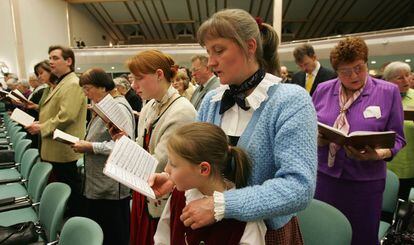 Testigos de Jehová, durante una ceremonia religiosa en Alemania en 2005