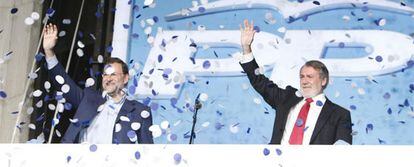 Jaime Mayor Oreja y Mariano Rajoy celebran el triunfo en la sede del PP en Madrid