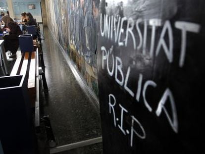 Una inscripci&oacute;n sobre un ata&uacute;d en la Facultad de Filosof&iacute;a de Valencia da por muerta la universidad p&uacute;blica.
