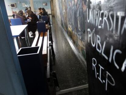 Una inscripción sobre un ataúd en la Facultad de Filosofía de Valencia da por muerta la universidad pública.