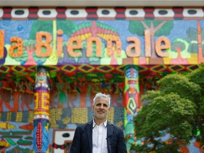 El director artístico de la 60ª edición de la Bienal de Venecia, Adriano Pedrosa, delante del pabellón central de la muestra, intervenido por el colectivo amazónico MAKHU.