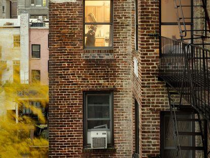 Gail Albert Halaban lleva más de una década retratando la vida interior de los edificios del planeta. En la doble página anterior, hogar en el West Village (Nueva York). 