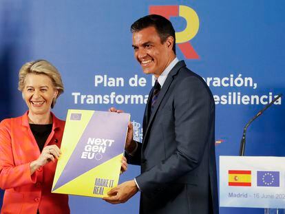 El presidente del Gobierno, Pedro Sánchez, y la presidenta de la Comisión Europea, Ursula von der Leyen, durante la comparecencia conjunta este miércoles en Madrid.