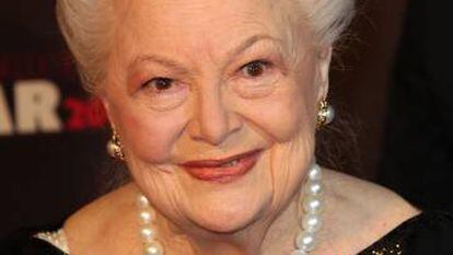 Olivia de Havilland, en febrero de 2011, en la entrada del Theatre du Chatelet, en París, donde recibió el César de Honor.