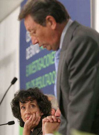 Mercedes Cabrera y el presidente de Santillana, Emiliano Martínez.