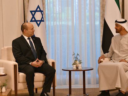 El primer ministro israelí, Naftali Bennett, en su encuentro con el príncipe heredero emiratí Mohamed bin Zayed, en Abu Dabi, el 13 de diciembre de 2021, en una imagen cedida por el Gobierno israelí.