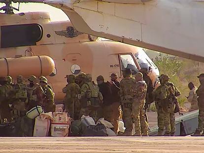 Fotografía sin fecha proporcionada por el ejército francés que muestra mercenarios rusos subiendo a un helicóptero en el norte de Mali.