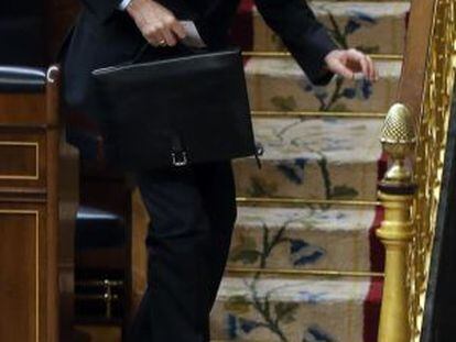 Mariano Rajoy sale de su esca&ntilde;o en el Congreso.