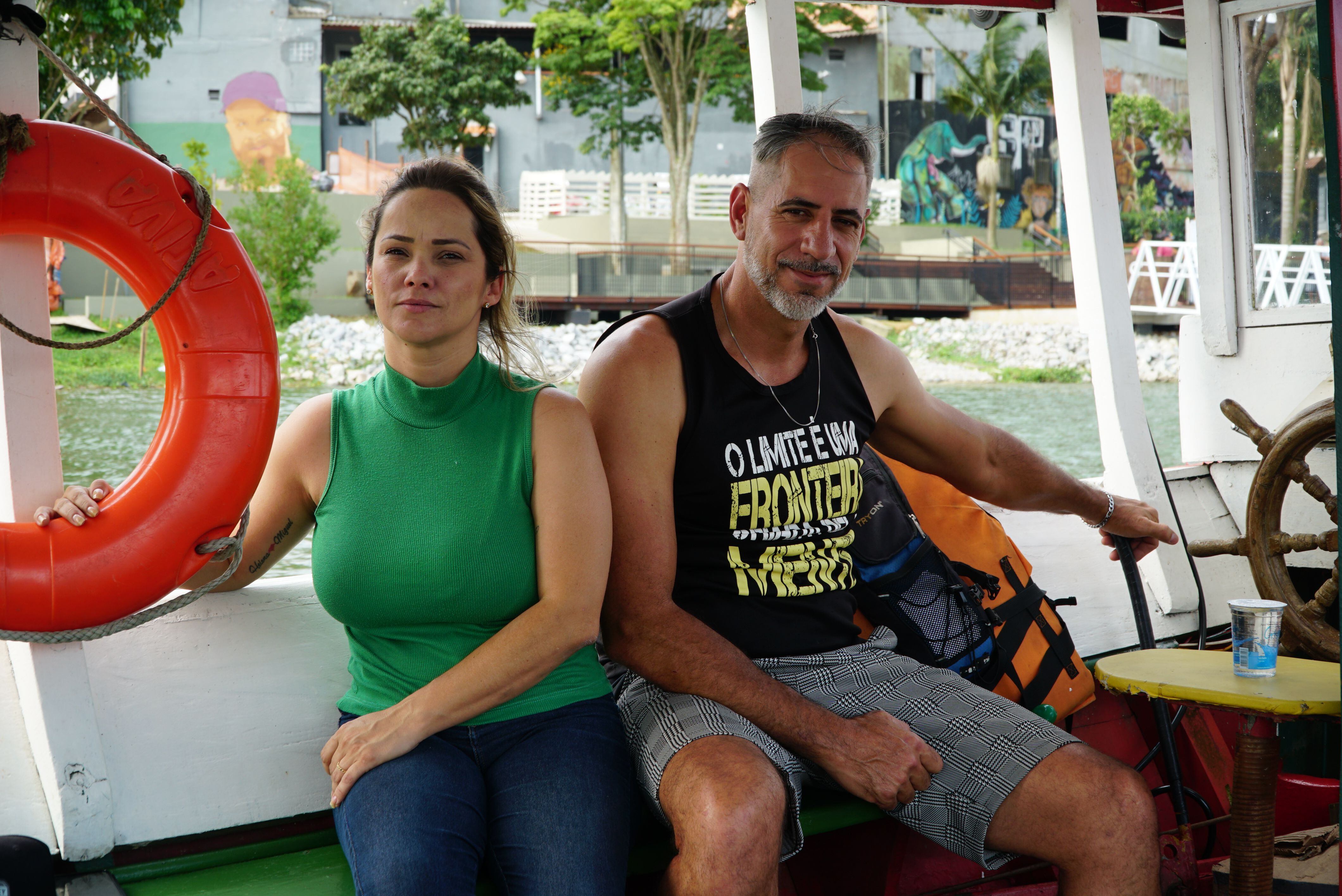 Uiara Sousa Duarte navega junto a Luiz Adriano dos Santos en el barco de la ONG Meninos da Billings.