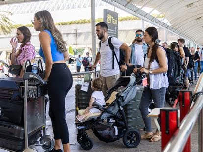 Turistas esperando un táxi en el aeropuerto de Palma de Mallorca.