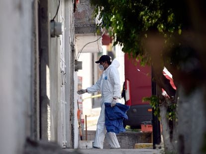 Un trabajador forense ingresa a la casa del presunto asesino en serie Andrés "N", quien fue detenido hace unos días, en el municipio de Atizapán de Zaragoza, Estado de México.