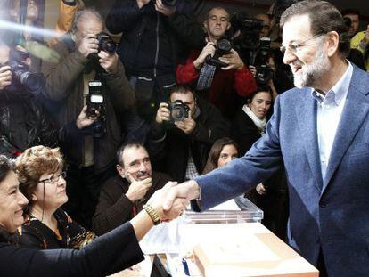 El presidente del Gobierno, Mariano Rajoy, votando en las elecciones generales de 2011.