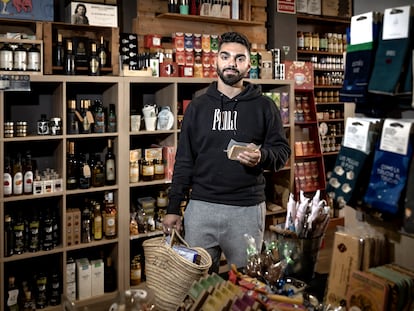 Alberto Mollá Gómez en una tienda del barrio de Benimaclet en Valencia este jueves.