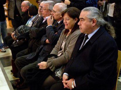 Fidel Pallerols, su mujer, Mari Cruz Guerrero, y Santiago Vallvé, junto al resto de acusados en el caso Pallerols, en la Audiencia de Barcelona.