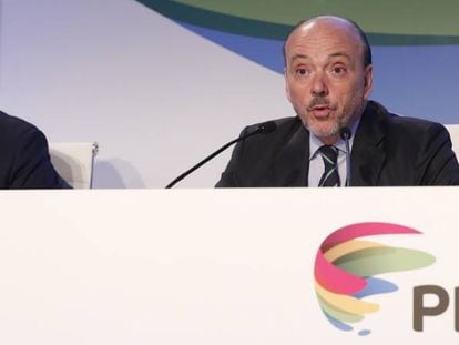 El consejero delegado de PRISA, Manuel Mirat y el presidente, Javier Monzón, durante última junta de accionistas correspondiente a 2019.