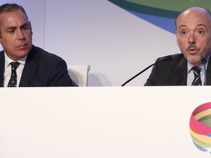 El consejero delegado de PRISA, Manuel Mirat y el presidente, Javier Monzón, durante última junta de accionistas correspondiente a 2019.