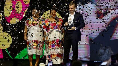 El chef español Dabiz Muñoz (d) recibe el premio al mejor cocinero del mundo en la ciudad de Mérida (México)