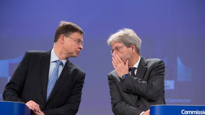 A la izquierda, el vicepresidente de la Comisión Europea, Valdis Dombrovskis, escucha al comisario de Economía, Paolo Gentiloni
