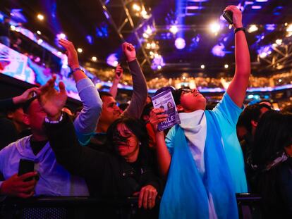 Jóvenes argentinos en un acto de campaña de Javier Milei.