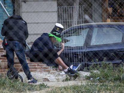 Dos hombres consumiendo droga en el Raval