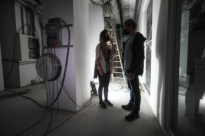 Serlinda Vigara, de Ecologistas en Acción, y Fernan Chalmeta, de Traficantes de Sueños, en el local en obras del Ateneo la Maliciosa en el distrito de Arganzuela.