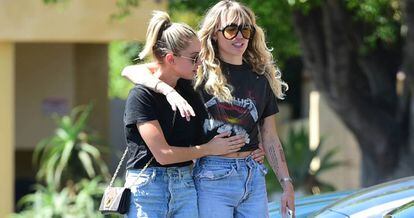 Miley Cyrus y Kaitlynn Carter, en Los Ángeles, el pasado 14 de septiembre.