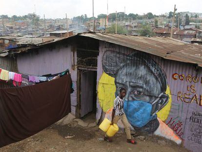 Un mural sobre el coronavirus en una casa del asentamiento informal Mathare en Nairobi (Kenia).