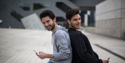 Enric Navarro (derecha) y Gerard Galvan son los creadores de la aplicacion de tareas de negocios Beeplay Barcelona.