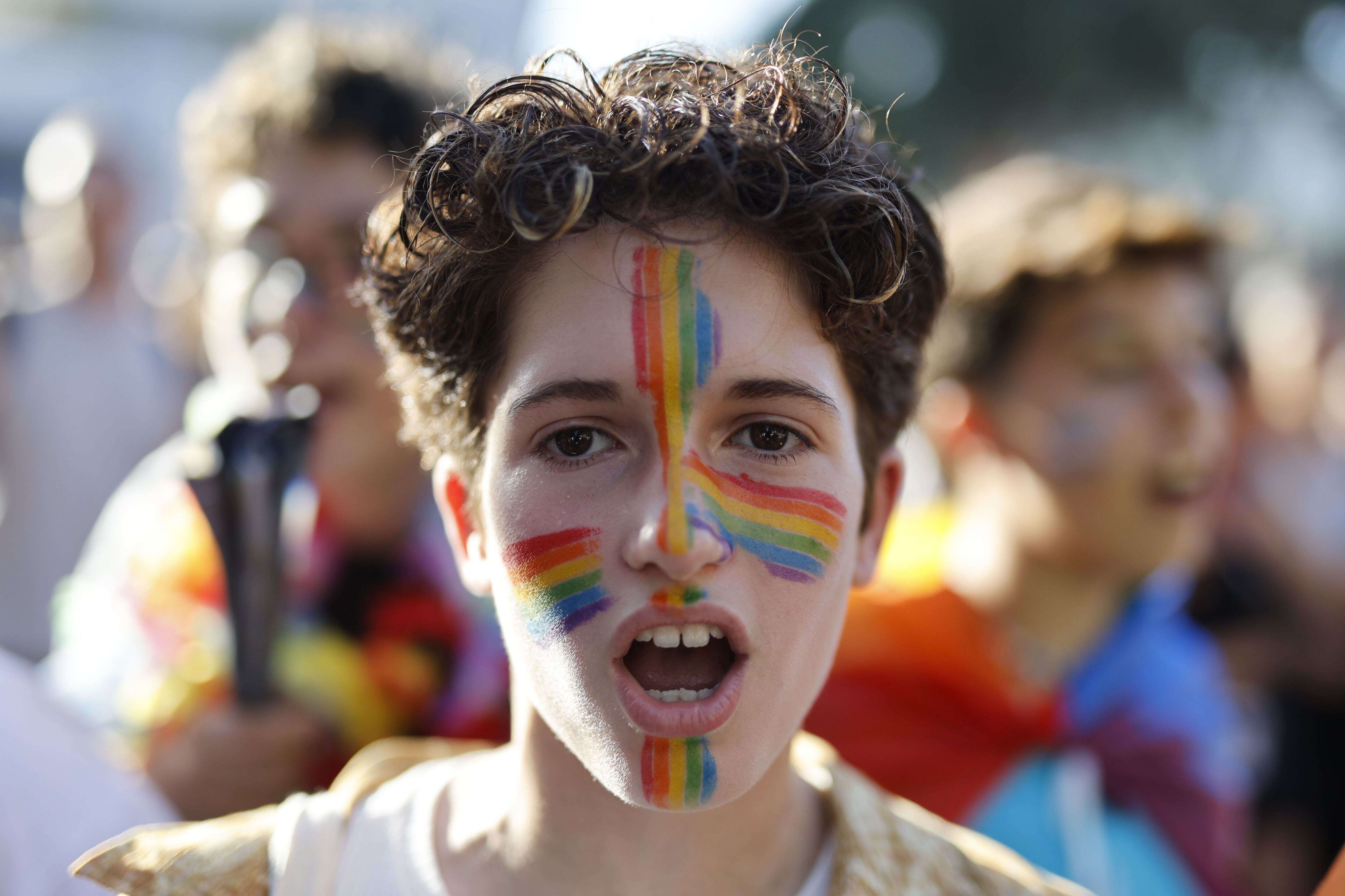 Un joven participa en el desfile del Orgullo en Barcelona. 