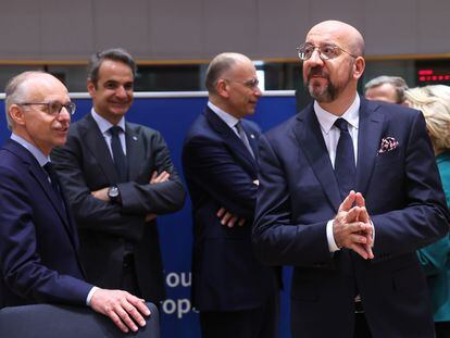 En primer término, el primer ministro de Luxemburgo, Luc Frieden, a la izquierda, y el presidente del Consejo Europeo, Charles Michel.