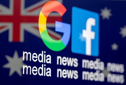 Los logos de Google y Facebook sobre la bandera de Australia.