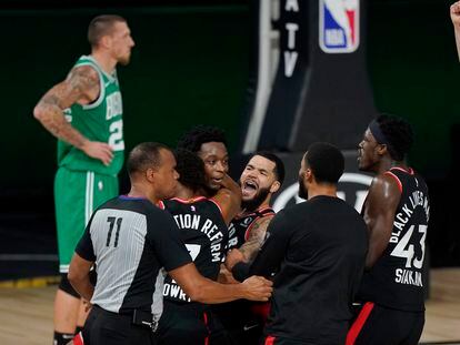 Los jugadores de los Raptors celebran con Anunoby el triple que les dio el triunfo ante los Celtics.