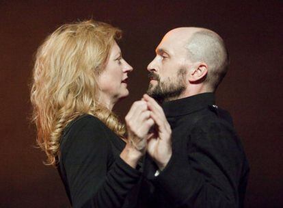 Anastasia Hille y Will Keen, de Cheek by Jowl, en una escena de <b><i>Macbeth,</b></i> montaje dirigido por Declan Donnellan. 
Foto: Johan Persson