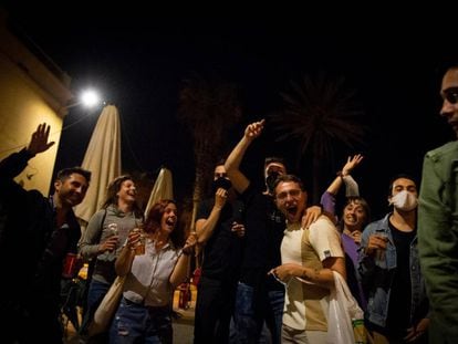 Celebració del final del toc de queda dissabte passat a Barcelona.