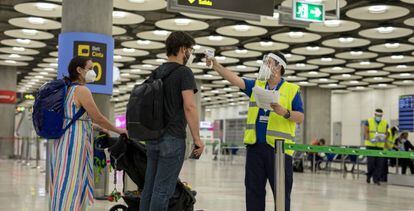 Control de temperatura a viajeros en el aeropuerto de Madrid-Barajas.