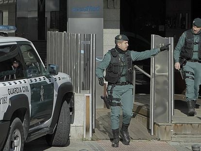 Agentes de la Guardia Civil registran la sede de Acuamed en enero del a&ntilde;o pasado.